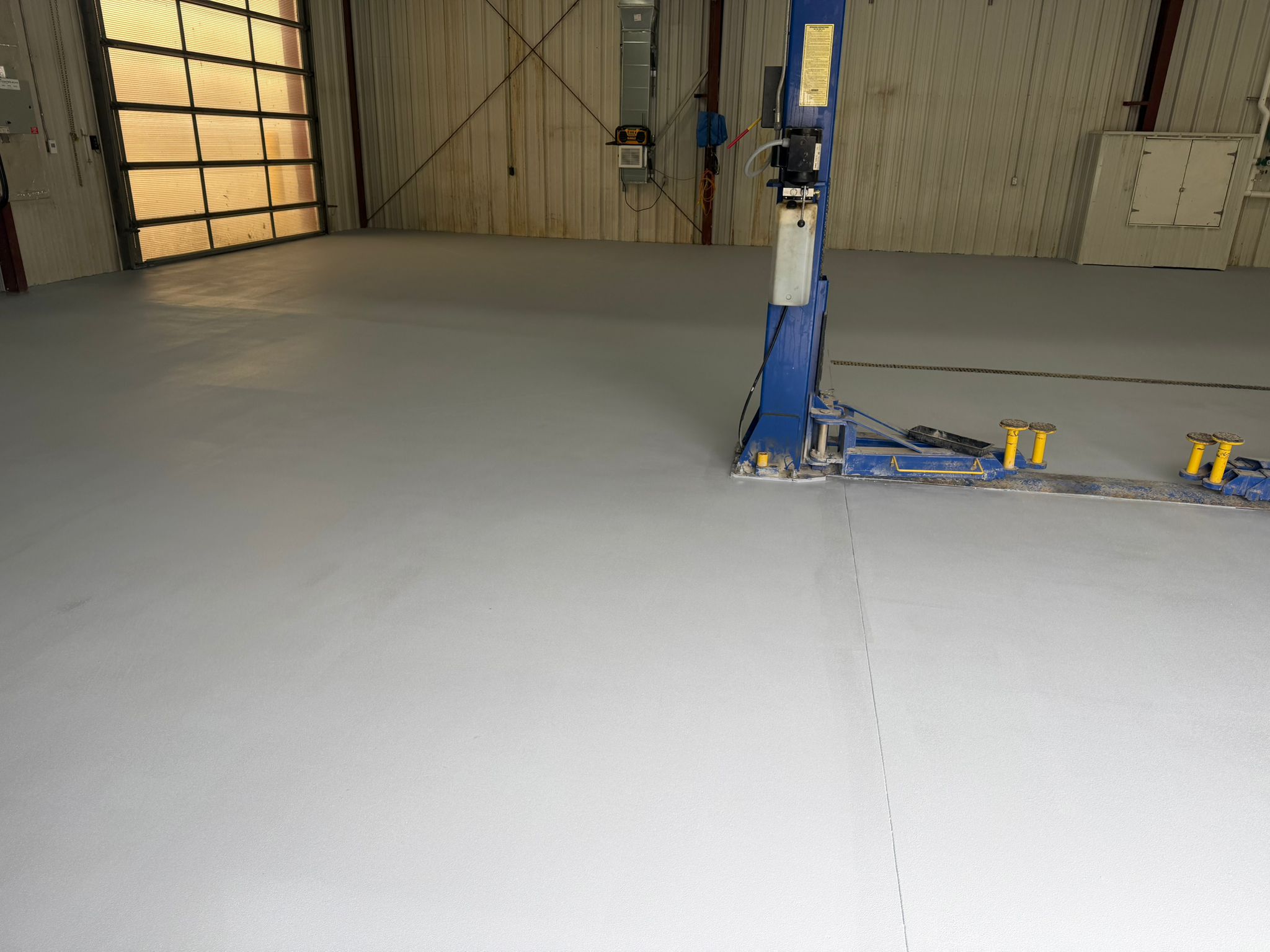 Plancher époxy d’atelier industriel réalisé par Époxy 444